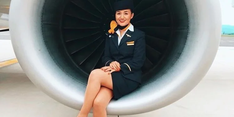 Hostesler topuklu ayakkabıdan kurtuluyor