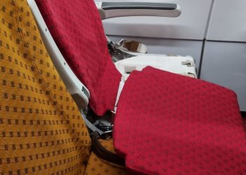 Yolcuyu kırık koltukta uçurdular!