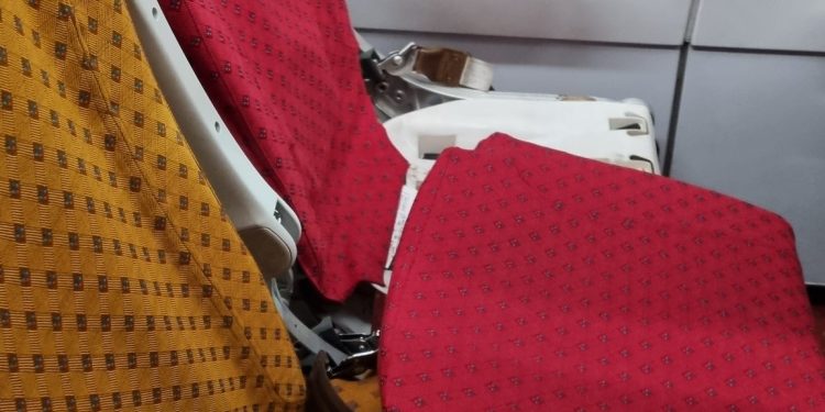 Yolcuyu kırık koltukta uçurdular!