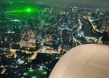 Uçaktaki yolcu pilota lazer tutanları görüntülü yakaladı