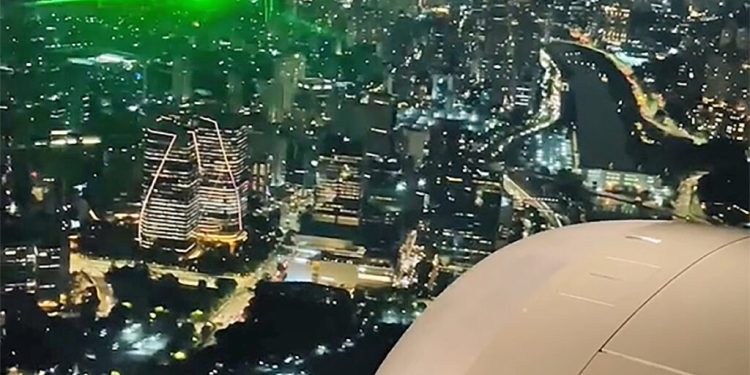 Uçaktaki yolcu pilota lazer tutanları görüntülü yakaladı