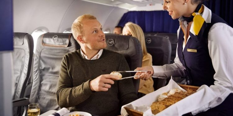 Lufthansa Business Class’ta yağlı ekmek verecek