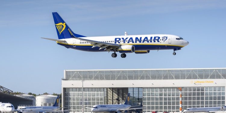 Ryanair’in 300’den fazla uçuşu greve takıldı