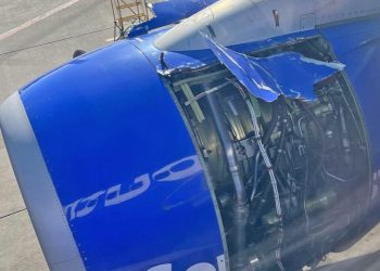 Southwest Havayolları’nın uçuşta motor kapağı koptu