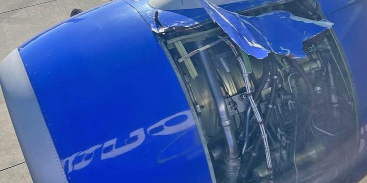 Southwest Havayolları’nın uçuşta motor kapağı koptu