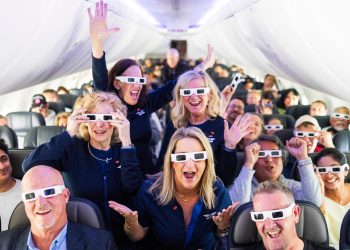 Güneş tutulmasını uçakta izlediler