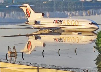 Sular altında kalan Salgado Filho Havalimanı kapandı