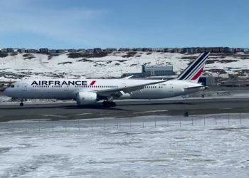 Uçaktaki ‘yanık kokusu’ acil iniş yaptırdı