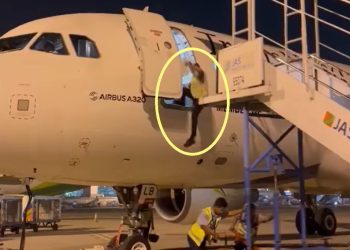 Uçağın kapısından düşerek yere çakıldı