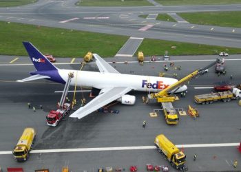 Fedex uçağı çekildi, pist uçuş trafiğine açıldı