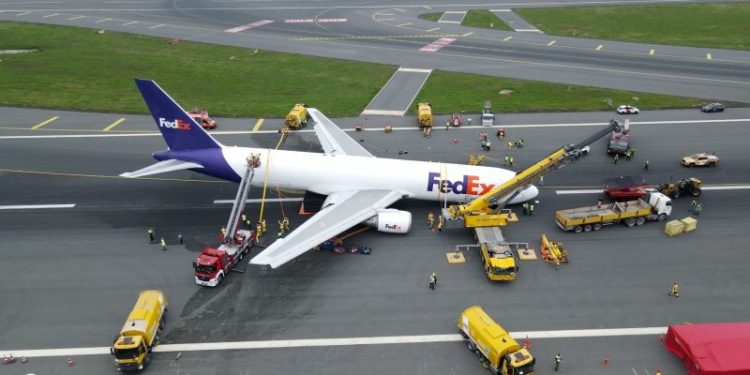 Fedex uçağı çekildi, pist uçuş trafiğine açıldı