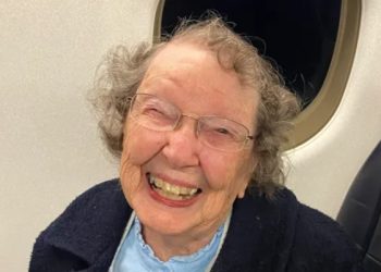 102 yaşındaki kadın yolcu sistem aksaklığından bebek olarak uçuyor