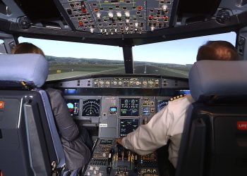 Pilot ve hostesler yemekten zehirlendi uçak acilen geri döndü