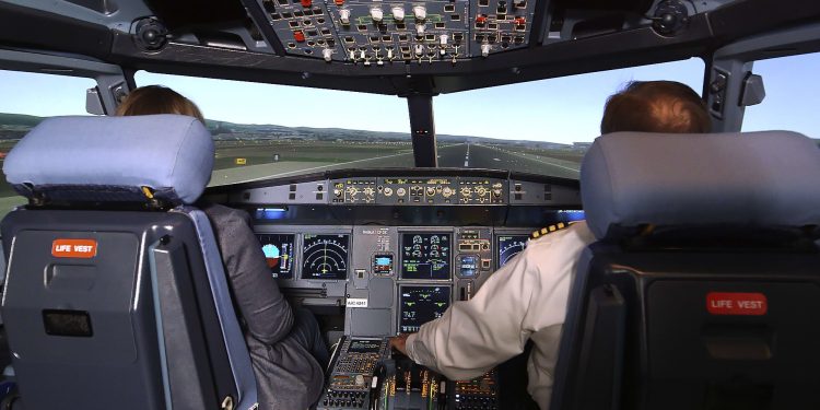 Pilot ve hostesler yemekten zehirlendi uçak acilen geri döndü