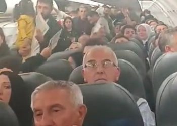 Sabrı taşan Ajet yolcusu: “Kaptan kapıyı açacak mı yoksa biz mi oraya gelelim?”