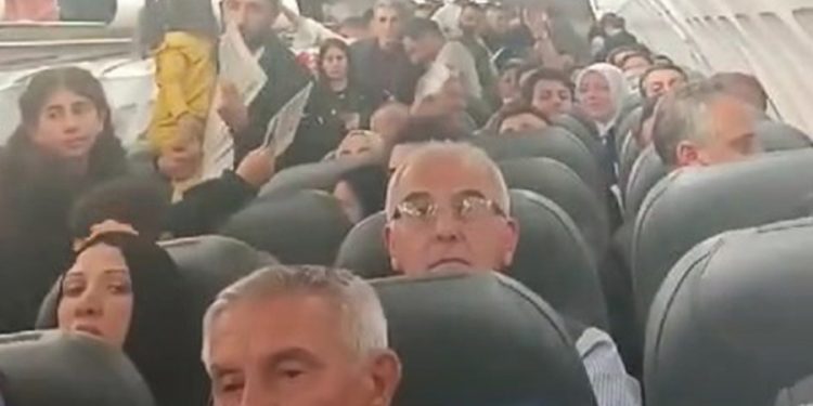 Sabrı taşan Ajet yolcusu: “Kaptan kapıyı açacak mı yoksa biz mi oraya gelelim?”