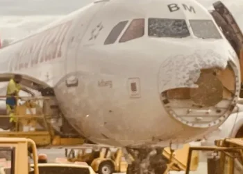 Şiddetli fırtına uçağın burnunu kopardı