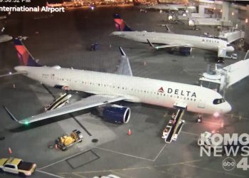 Delta uçağı körüğe yanaşırken alevler içinde kaldı