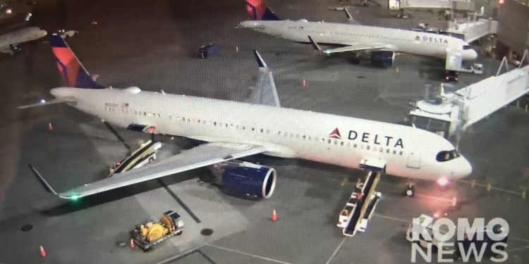 Delta uçağı körüğe yanaşırken alevler içinde kaldı
