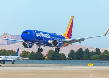 Okyanus üzerinde türbülansa yakalanan uçak acil iniş yaptı