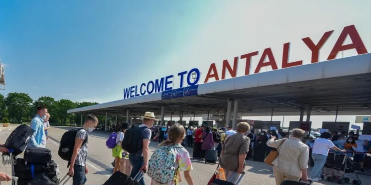 Antalya Havalimanı’ndan 1 günde 209 bin yolcu geçti
