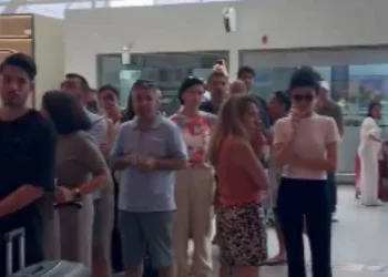 Ajet yolculara hiçbir bilgi vermeden uçuş iptal etti