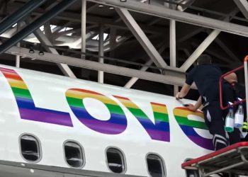 Lufthansa ‘Pride Month’ nedeniyle uçağını gökkuşağı renklerine boyadı