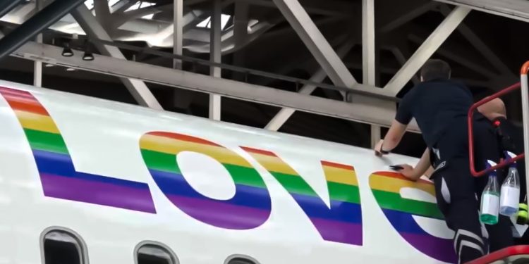 Lufthansa ‘Pride Month’ nedeniyle uçağını gökkuşağı renklerine boyadı