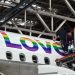 Lufthansa ‘Pride Month’ nedeniyle uçağını gökkuşağı renklerine boyadı