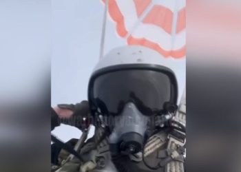 Vurulan uçağından atlayan pilot düşen uçağını videoya çekti