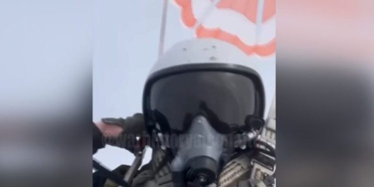 Vurulan uçağından atlayan pilot düşen uçağını videoya çekti