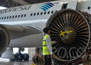 Uçağın kanadından dökülen yakıt panik yarattı