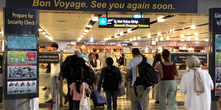 Havalimanlarından 8 ayda 155 milyon yolcu geçti