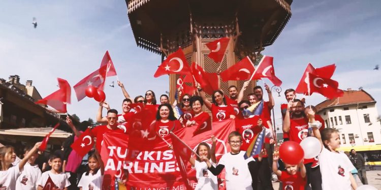 THY’den Türk Bayrağı temalı özel proje