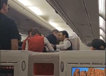 Petlas’ın patronu uçakta olay çıkardı kelepçelendi!