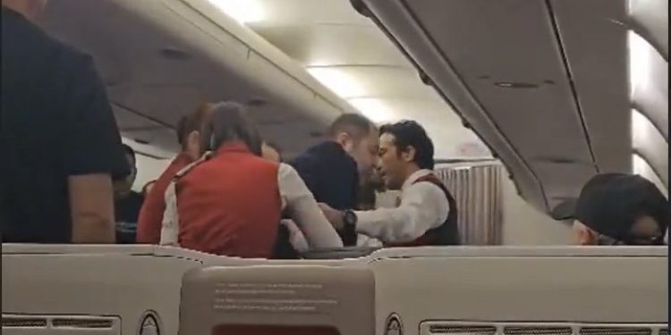 Petlas’ın patronu uçakta olay çıkardı kelepçelendi!