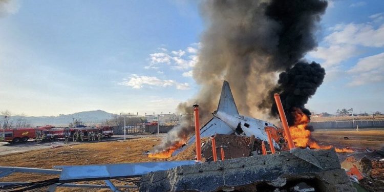 Güney Kore’de uçak düştü!
