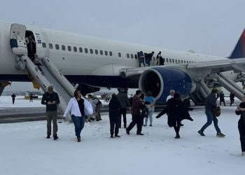 Uçağın motoru alev aldı!