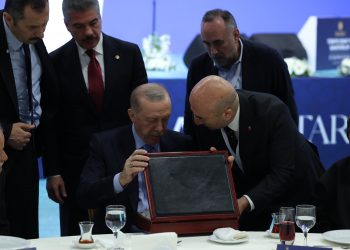 TAV’dan Cumhurbaşkanı Erdoğan’a 208 yıllık el yazması Kuran-ı Kerim