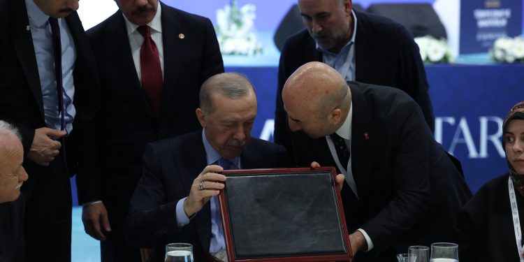 TAV’dan Cumhurbaşkanı Erdoğan’a 208 yıllık el yazması Kuran-ı Kerim