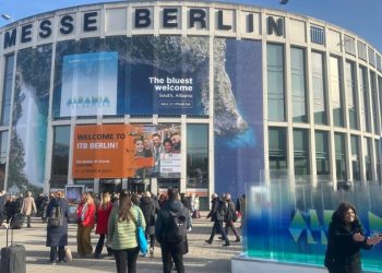 Turizm fuarına giden Türk turizmciler pasaport kuyruğuna isyan etti