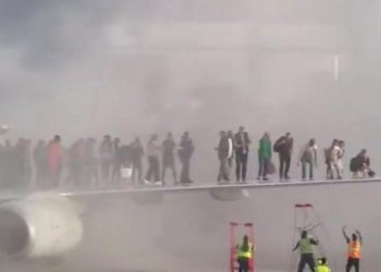 Alev alan yolcu uçağında yolcular kanattan tahliye edildi