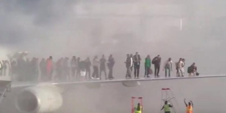 Alev alan yolcu uçağında yolcular kanattan tahliye edildi