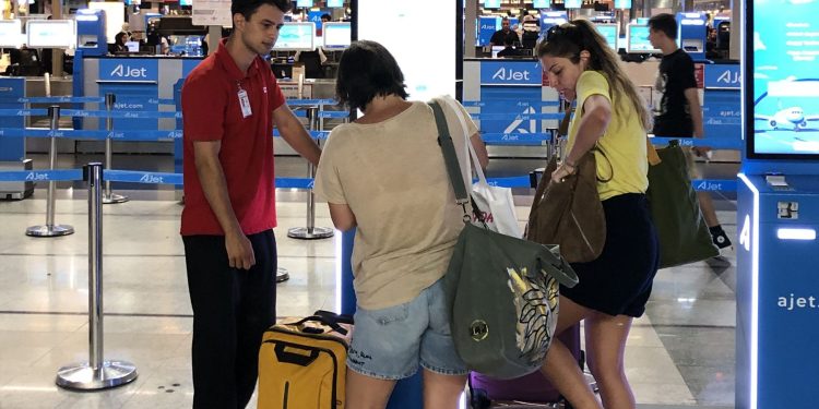 Biniş kartı ve check-in tarih oluyor