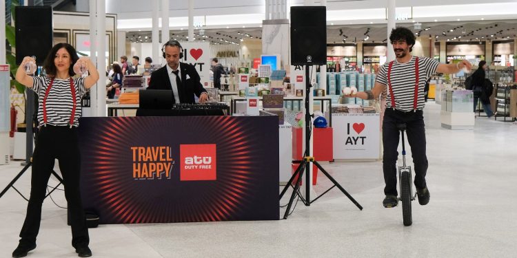 Antalya Havalimanı yeni T2 terminali ilk yolcularını karşıladı