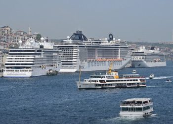 Galataprot’a yanaşan 3 dev kruvaziyer İstanbul’a binlerce turist getirdi