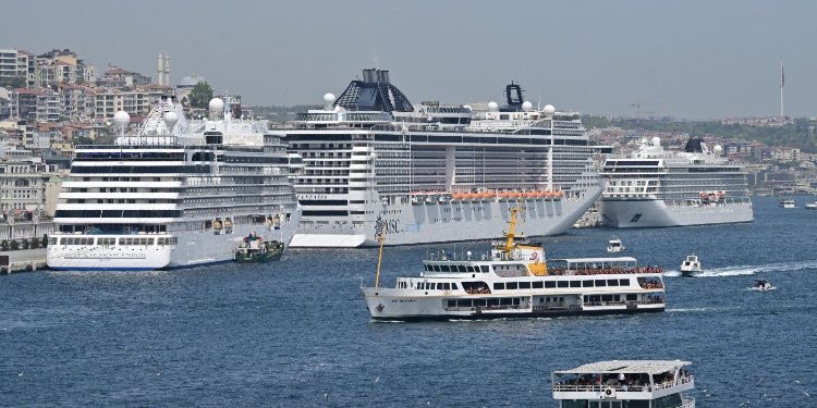 Galataprot’a yanaşan 3 dev kruvaziyer İstanbul’a binlerce turist getirdi