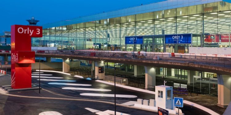 Paris Orly Havalimanı’nda kaos
