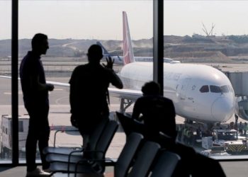 Kural tanımayan uçak yolcularına sert uyarılar!