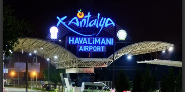 ANTALYA HAVALİMANI 225 BİN YOLCUYLA TARİHİ REKOR KIRDI